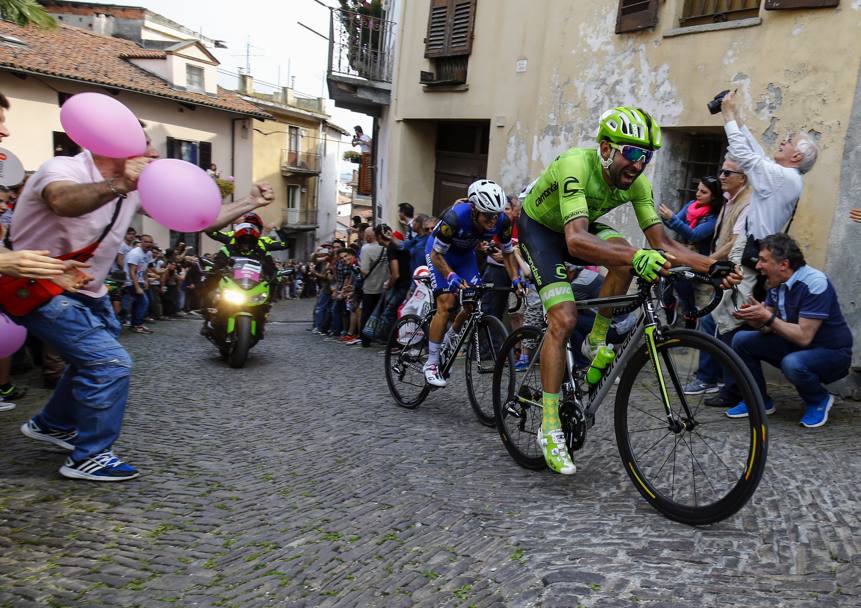 Finale della 18esima tappa del Giro d&#39;Italia. Davanti ci sono Moreno Moser e Gianluca Brambilla che a Pinerolo affrontano il muro di via Principi d&#39;Acaja, 450 metri con punte al 20% a 2 km dall&#39;arrivo. Bettini